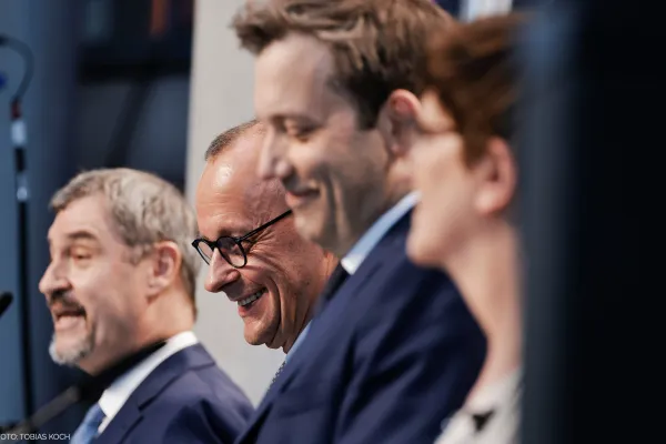 Nahaufnahme auf Markus Söder, Friedrich Merz, Lars Klingbeil und Saskia Esken bei der Veröffentlichung des Koalitionsvertrages am 9. April 2025